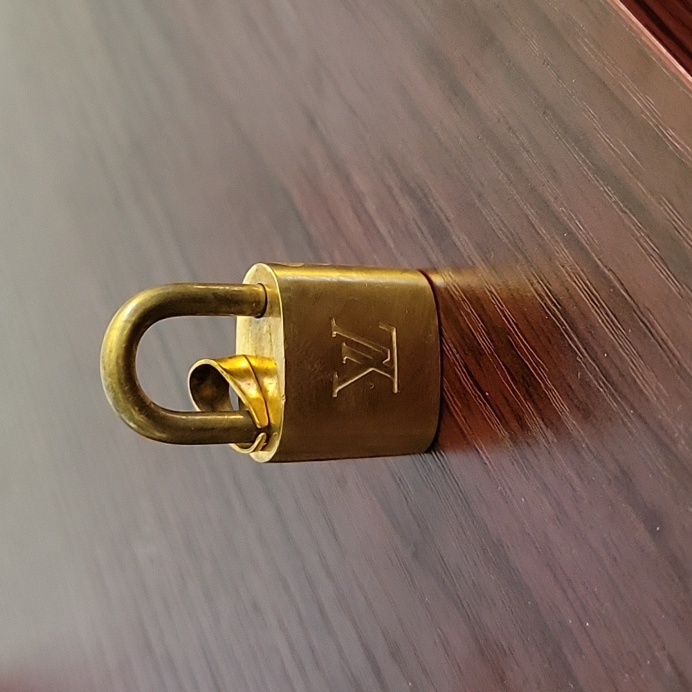 LV lock and key Number 319